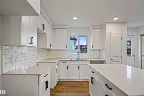 431 Aster Drive, Edmonton, AB - Indoor Photo Showing Kitchen With Upgraded Kitchen