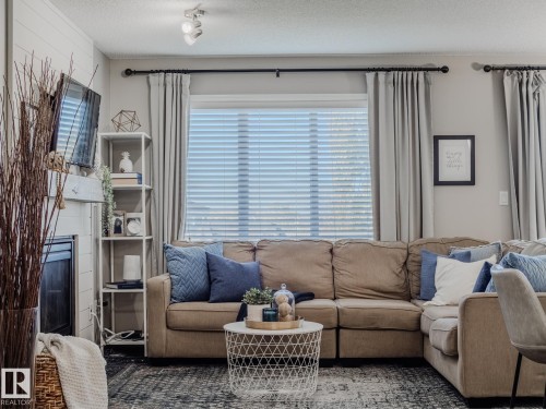 1692 Chapman Way, Edmonton, AB - Indoor Photo Showing Living Room
