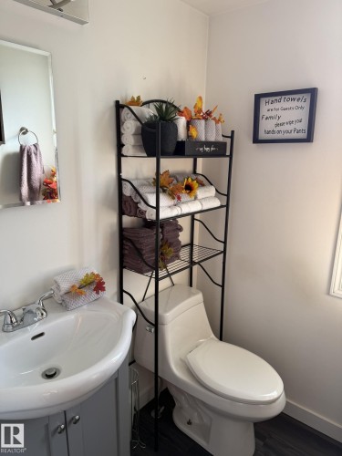 3127 109 Street, Edmonton, AB - Indoor Photo Showing Bathroom