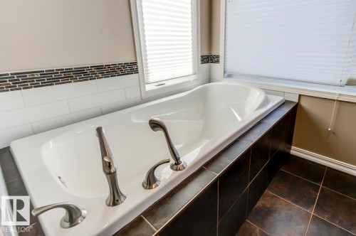 11122 52 Street, Edmonton, AB - Indoor Photo Showing Bathroom