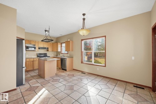 1922 Tanner Wynd, Edmonton, AB - Indoor Photo Showing Kitchen