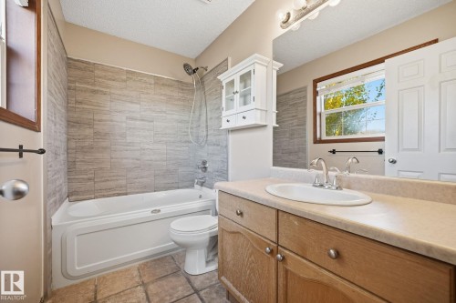 1922 Tanner Wynd, Edmonton, AB - Indoor Photo Showing Bathroom