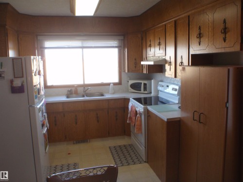 5810 - 53 Street, Barrhead, AB - Indoor Photo Showing Kitchen With Double Sink