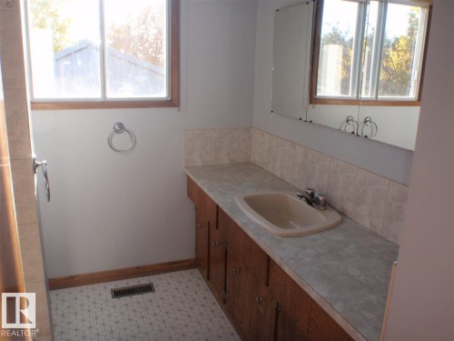 5810 - 53 Street, Barrhead, AB - Indoor Photo Showing Bathroom