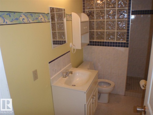 5810 - 53 Street, Barrhead, AB - Indoor Photo Showing Bathroom