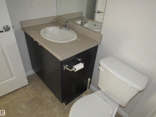 #234 504 Albany Way, Edmonton, AB - Indoor Photo Showing Bathroom