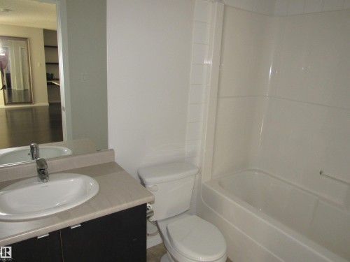 #234 504 Albany Way, Edmonton, AB - Indoor Photo Showing Bathroom
