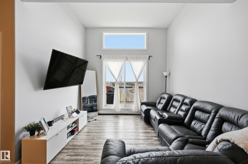 411 304 Ambleside Link Link, Edmonton, AB - Indoor Photo Showing Living Room