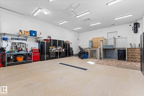 10516 158 Street, Edmonton, AB - Indoor Photo Showing Garage