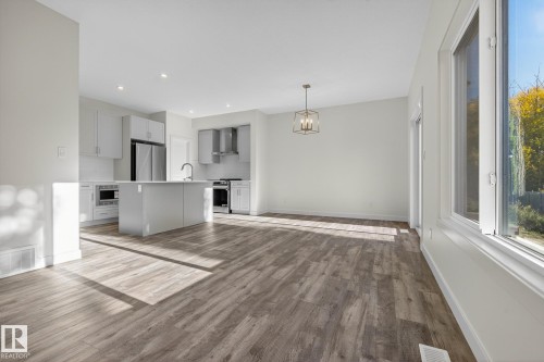 5 5122 213A Street, Edmonton, AB - Indoor Photo Showing Kitchen
