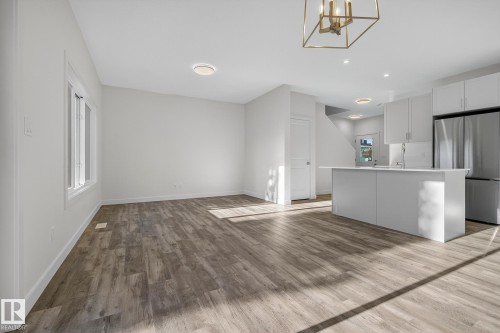 5 5122 213A Street, Edmonton, AB - Indoor Photo Showing Kitchen