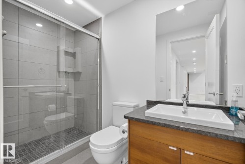 14502 103 Avenue, Edmonton, AB - Indoor Photo Showing Bathroom