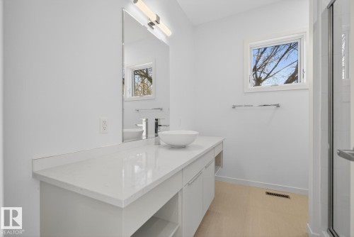 14502 103 Avenue, Edmonton, AB - Indoor Photo Showing Bathroom