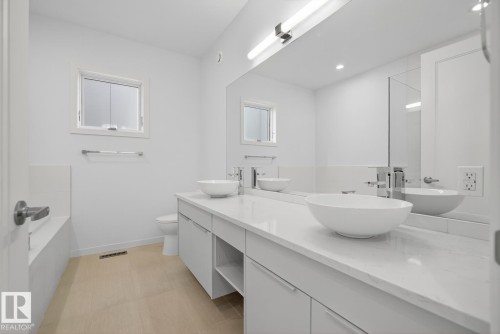 14502 103 Avenue, Edmonton, AB - Indoor Photo Showing Bathroom