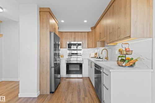 2935 109 Street, Edmonton, AB - Indoor Photo Showing Kitchen With Stainless Steel Kitchen With Upgraded Kitchen