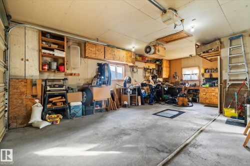 89 3400 48 Street, Stony Plain, AB - Indoor Photo Showing Garage