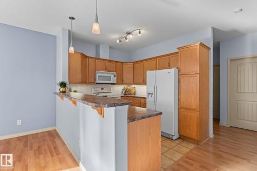 302 2503 Hanna Crescent, Edmonton, AB - Indoor Photo Showing Kitchen