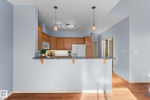 302 2503 Hanna Crescent, Edmonton, AB - Indoor Photo Showing Kitchen