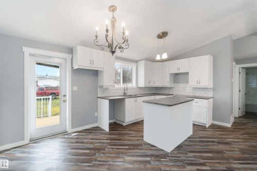 5039 49 Street, Gibbons, AB - Indoor Photo Showing Kitchen With Upgraded Kitchen