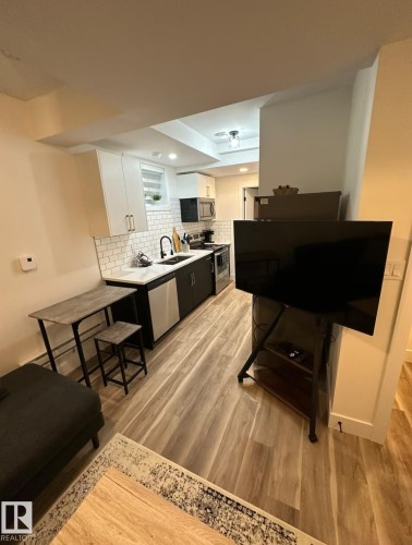 11315 95A Street, Edmonton, AB - Indoor