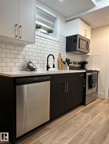 11315 95A Street, Edmonton, AB - Indoor Photo Showing Kitchen With Upgraded Kitchen