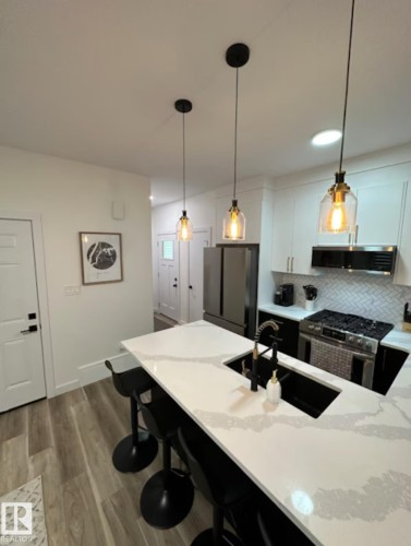 11315 95A Street, Edmonton, AB - Indoor Photo Showing Kitchen With Upgraded Kitchen