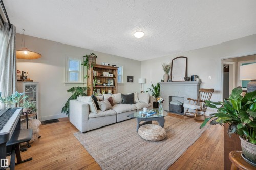 11109 81 Avenue, Edmonton, AB - Indoor Photo Showing Living Room