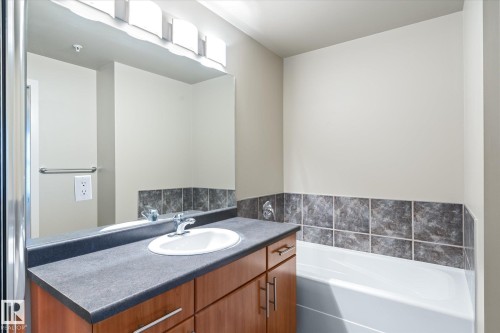 303 9910 111 Street, Edmonton, AB - Indoor Photo Showing Bathroom