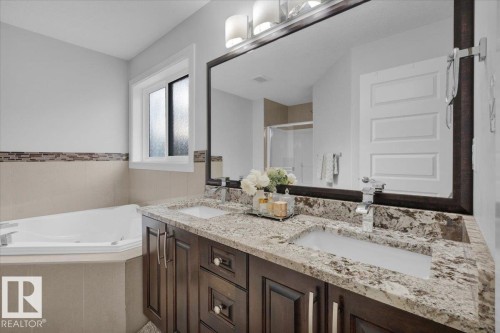 711 Albany Place, Edmonton, AB - Indoor Photo Showing Bathroom