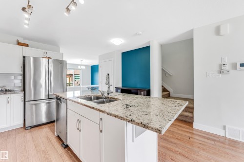 1544 21 Street, Edmonton, AB - Indoor Photo Showing Kitchen With Double Sink With Upgraded Kitchen