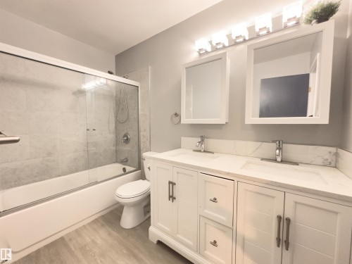 858 Erin Place, Edmonton, AB - Indoor Photo Showing Bathroom