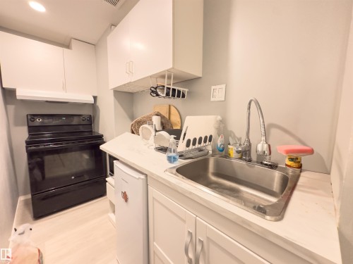 858 Erin Place, Edmonton, AB - Indoor Photo Showing Kitchen