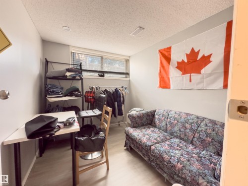 858 Erin Place, Edmonton, AB - Indoor Photo Showing Living Room