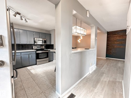 858 Erin Place, Edmonton, AB - Indoor Photo Showing Kitchen