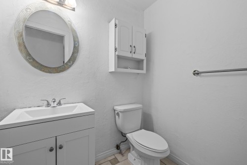 137 Londonderry Square, Edmonton, AB - Indoor Photo Showing Bathroom