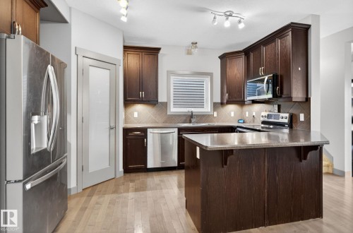 5514 Crabapple Loop, Edmonton, AB - Indoor Photo Showing Kitchen