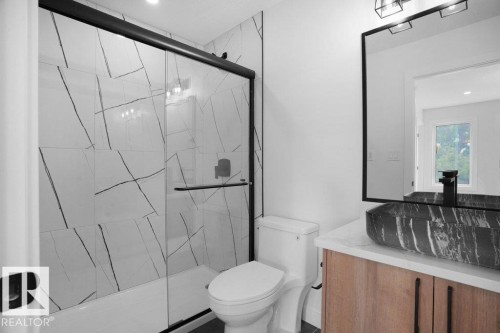 10946 62 Avenue, Edmonton, AB - Indoor Photo Showing Bathroom
