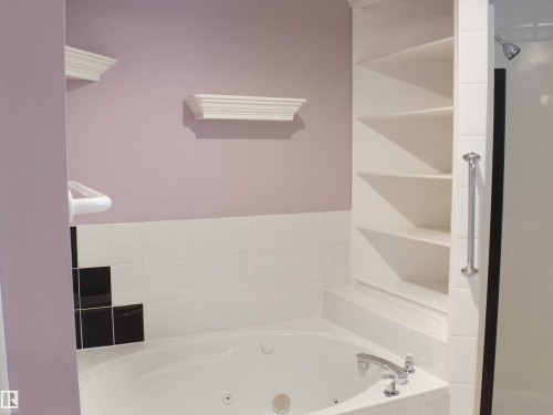 9130 77 Avenue, Edmonton, AB - Indoor Photo Showing Bathroom
