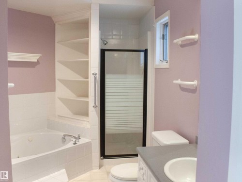 9130 77 Avenue, Edmonton, AB - Indoor Photo Showing Bathroom