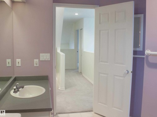 9130 77 Avenue, Edmonton, AB - Indoor Photo Showing Bathroom