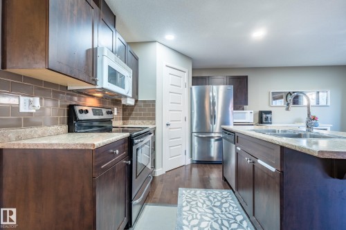 1692 Cunningham Way, Edmonton, AB - Indoor Photo Showing Kitchen With Double Sink With Upgraded Kitchen