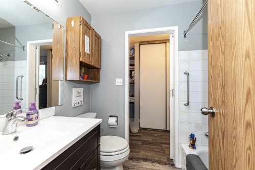 10703 95 Avenue, Morinville, AB - Indoor Photo Showing Bathroom