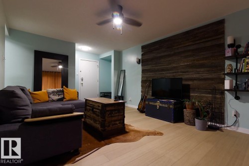 105 11217 103 Avenue Nw, Edmonton, AB - Indoor Photo Showing Living Room