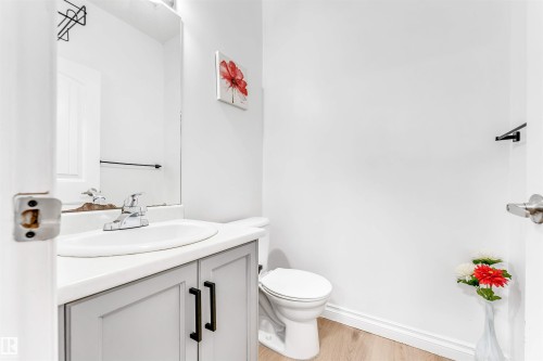 3319 18 Street, Edmonton, AB - Indoor Photo Showing Bathroom