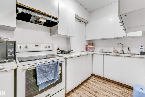 3319 18 Street, Edmonton, AB - Indoor Photo Showing Kitchen