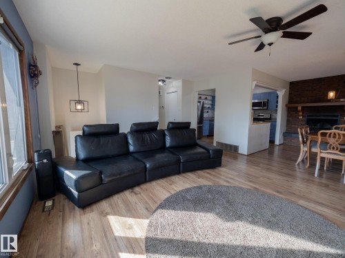 403 4 Street, Rural Lac Ste. Anne County, AB - Indoor Photo Showing Living Room