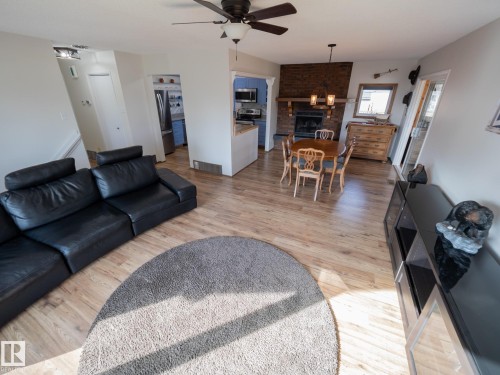 403 4 Street, Rural Lac Ste. Anne County, AB - Indoor Photo Showing Living Room
