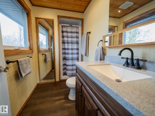 403 4 Street, Rural Lac Ste. Anne County, AB - Indoor Photo Showing Bathroom