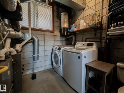 403 4 Street, Rural Lac Ste. Anne County, AB - Indoor Photo Showing Laundry Room