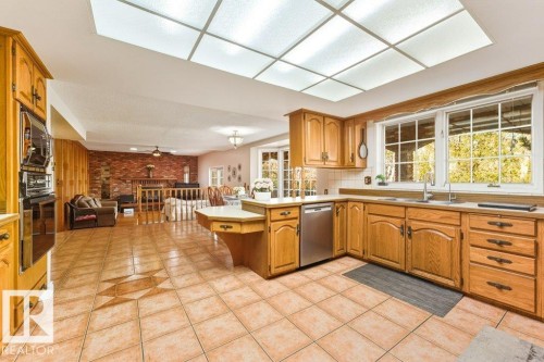 7550 Ellerslie Road, Edmonton, AB - Indoor Photo Showing Kitchen